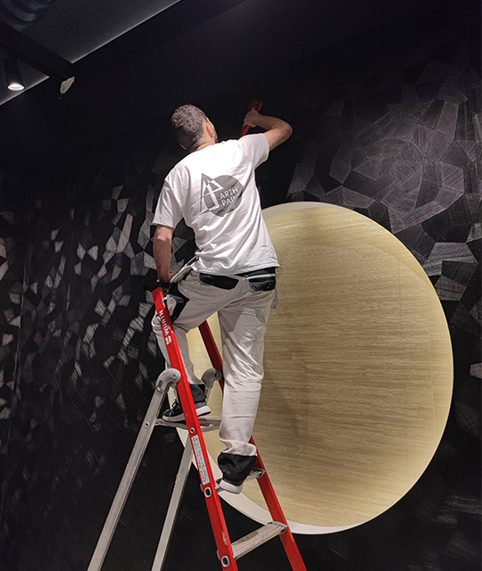 Artisan pose revêtement mural décoratif géométrique - Installation professionnelle Técou Tarn Arth Paint