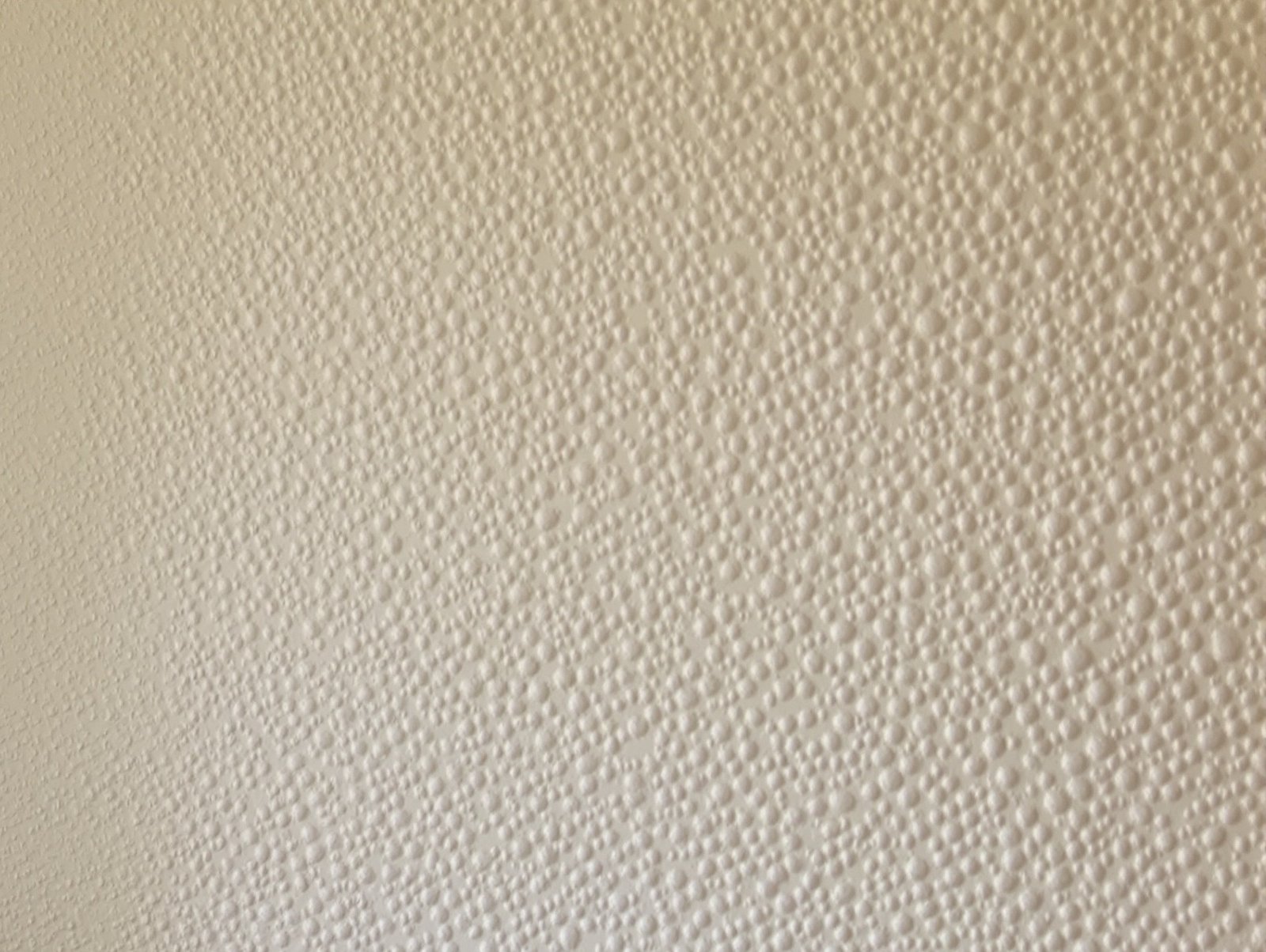 Mur à finition gouttelette des années 1980, avant lissage