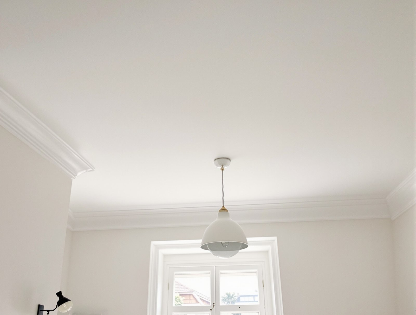 Plafond rénové, lisse et repeint en blanc mat